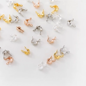 Nahaufnahme von 14K Gold gefüllten U-förmigen Quetschperlen in Gold Silber Roségold