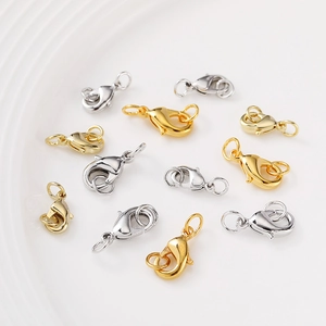 Makroaufnahme von Karabinerverschlüssen in Gold und Silber für die Schmuckherstellung