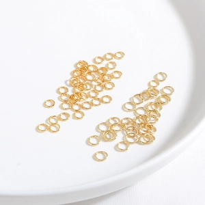 Detailaufnahme von 14K vergoldeten Biegeringen für DIY-Schmuck und Halskettenzubehör