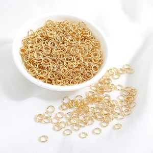 Makroaufnahme von 14K vergoldeten Binderingen für DIY-Schmuck und Halskettenverbinder
