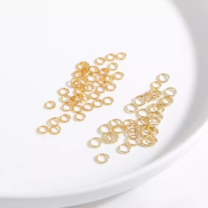 Polierte 14K vergoldete Biegeringe für DIY-Schmuck auf weißem Keramiktablett