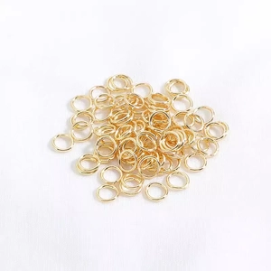 Menge an vergoldeten Biegeringen für DIY-Schmuck mit poliertem 14K-Finish und Öffnung