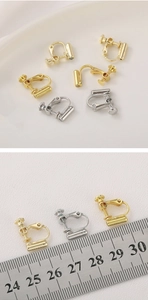 Dettaglio di clip per orecchini regolabili in oro 14k con vite e scala di misura