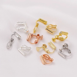 Detailweergave van 14K vergulde clip-oorbelomvormers in diverse metalen afwerkingen