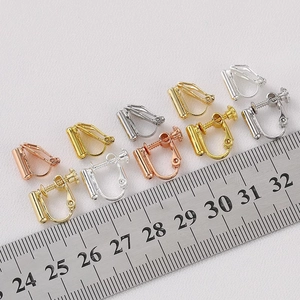 Detailoverzicht van 14K vergulde oorbelconverters in goud, zilver en roségouden kleuren