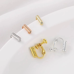 Detailweergave van 14K vergulde schroef-oorclipconverters voor het maken van DIY-sieraden