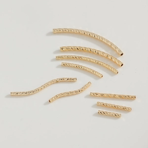 Dettaglio di tubi sfaccettati curvi e dritti riempiti in oro 14K per creazione di gioielli