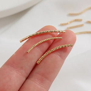 Perline a tubo curvo in oro 14K con texture diamantata per la creazione di gioielli fai da te