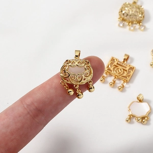 Traditionele 14K vergulde Ruyi slot hanger met jade inleg en gouden kraal versiering