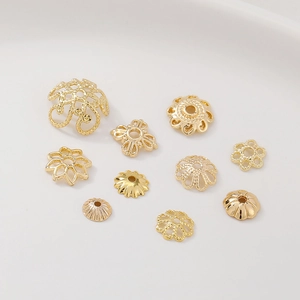 Macro-opname van 14K goudgevulde holle bloem kralenkapjes en tussenstukken voor sieraden