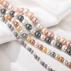 Perlas de concha natural en cinco tamaños y colores sobre seda blanca para joyería artesanal