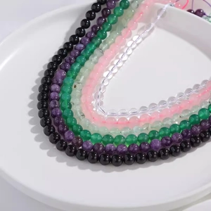 Bunte 8mm Naturachat-Rundperlen für DIY-Schmuckherstellung in einer weißen Schale
