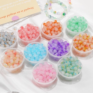 Cuentas de vidrio de colores en caja para la creación de joyas y pulseras artesanales