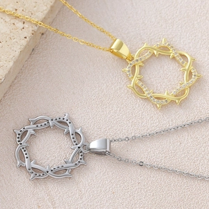 Collana corona di spine in oro e argento con micro zirconi su pietra strutturata