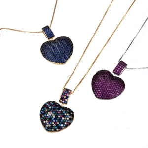 Luxuriöse Herzanhänger mit Zirkonia-Mikropflaster in Blau, Lila und bunten Farben
