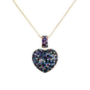 Detailaufnahme einer Herz-Halskette mit bunten Zirkonia-Steinen und goldener Kette