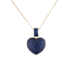 Detailansicht des Herzanhängers mit blauen Zirkonia und goldener venezianischer Kette