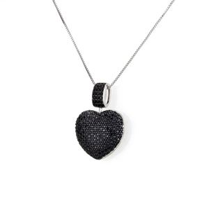 Detail einer Herzkette mit schwarzen Zirkonia und silberner venezianischer Kette