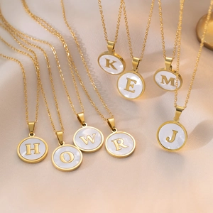 Colliers en nacre ronde avec 26 lettres dorées sur soie pour bijoux minimalistes