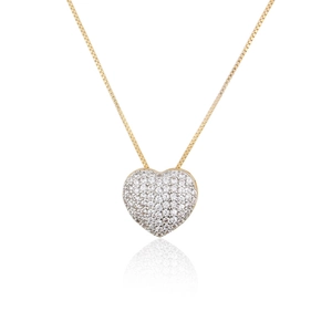 Detail einer 18k vergoldeten Halskette mit Mikro-Pavé-Herzanhänger aus Zirkonsteinen
