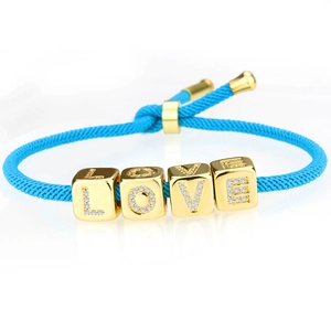 Blaues geflochtenes Armband mit goldenen LOVE-Buchstabenwürfeln und Zirkonia