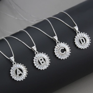 Vergoldete A-D Buchstaben-Anhänger mit Zirkonia-Besatz und Diamanten an einer Box-Kette