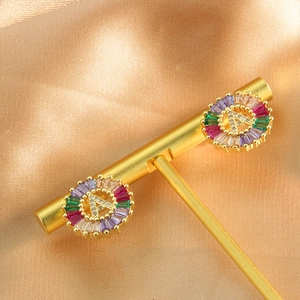 Makroaufnahme von 18k vergoldetem Ohrring mit Regenbogen-Kristallen und A-Buchstaben