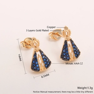 Detalle de pendientes de cobre chapados en oro con circonita AAA y gema azul