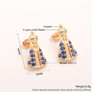 Detalle de pendientes de la Virgen María bañados en oro con circonitas azules