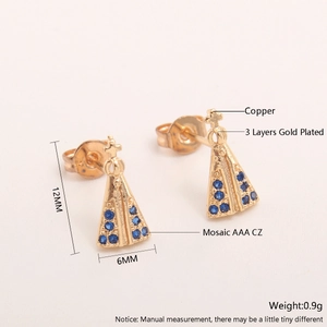 Detalle de los pendientes triangulares de 12mm con piedras CZ azules y cruz dorada