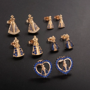 Cuatro pares de pendientes religiosos bañados en oro con circonitas azules y blancas