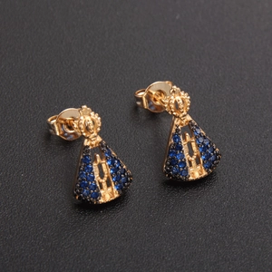 Exquisitos pendientes de corona religiosa bañados en oro con piedras de circón azul y negro