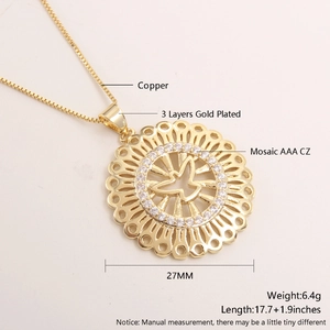 Vue détaillée du pendentif circulaire plaqué or avec zircons et dimensions