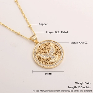 Vue détaillée du pendentif oiseau Saint-Esprit doré avec zircons AAA et chaîne