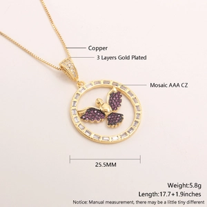 Vue macro du pendentif cercle doré avec motif d'abeille en zircon et détails techniques