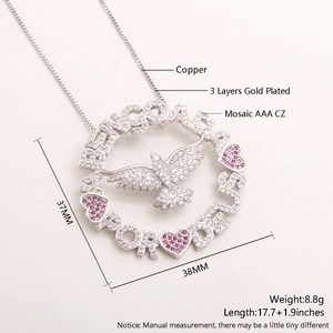 Détail du pendentif colombe dorée avec cœurs en zircon rose et texte religieux