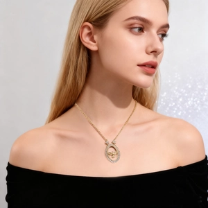 Collier élégant avec pendentif oiseau doré et zircons scintillants sur une chaîne délicate