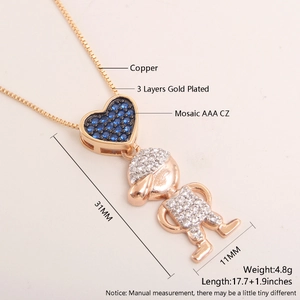 Dettaglio del ciondolo a cuore e bambino placcato oro 18k con zirconi AAA