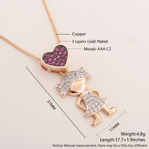 Dettaglio macro del ciondolo bambina e cuore in oro rosa con pietre di zircone AAA