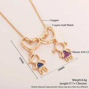 Dettaglio del ciondolo a cuore in rame placcato oro 18k con zirconi cubici AAA