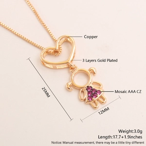 Dettaglio del pendente ragazza in oro rosa con zircone viola e placcatura in oro