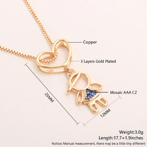 Dettaglio della collana in rame placcato oro 18k con ciondolo ragazza in zircone blu