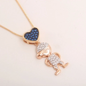 Collana in oro rosa con pendente a cuore e bimbo, gemma blu e zirconi micro pavé
