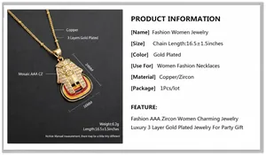Détail macro du pendentif Pharaon égyptien plaqué or 18k avec zircon et émail coloré