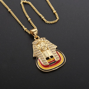 Collier avec pendentif pharaon égyptien plaqué or 18k orné de zircons et d'émail coloré