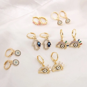 Orecchini a cerchio Hamsa e Evil Eye placcati oro 18k con zirconi su seta avorio