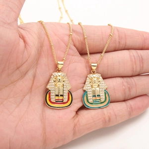 Colliers avec pendentifs pharaon égyptien plaqués or 18 carats, zircons et émail