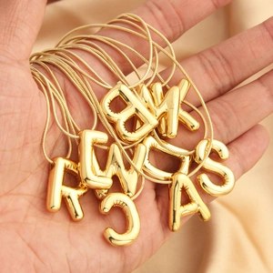 Goldene 3D-Ballon-Anfangsbuchstaben-Halsketten mit Schlangenkette für Damen
