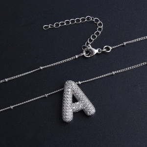 Funkelnde silberne Kette mit rundem A-Buchstaben-Anhänger und Zirkonia-Besatz