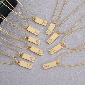 Elegante goldene Rechteck-Initialen-Anhänger mit Zirkonia-Buchstaben an Schlangenketten